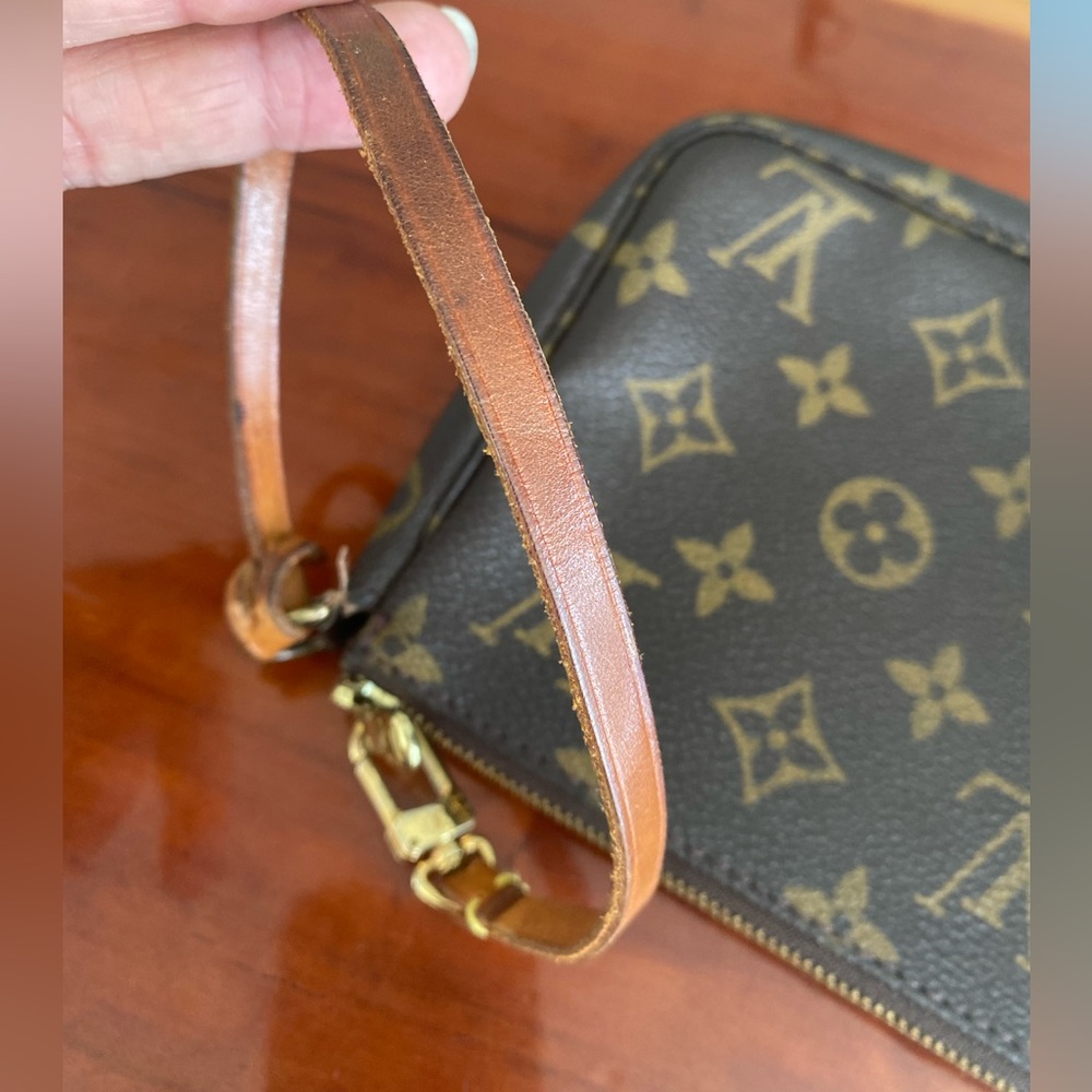 Authentic Louis Vuitton Monogram Pochette - Picture 8 of 9